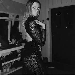 Paljettklänning  - Säljer denna klänning igen! Använd för nyår⭐️ är väldigt fin, men saknas en knapp i nacken, så en liknande knapp skickas med i paketet❤️ klänningen är lite liten i storleken(m) och passar S väldigt bra!