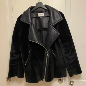 Pilotjacka Nakd x Hanna Schönberg - Faux fur pilotjacka från Hanna Schönbergs collab med Nakd, går att vända ut & in om man vill så man har pälsen på insidan istället ☺️ varm & mysig, perfekt till vintern! 