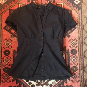 Figursydd skjorta - Jätte fin figursydd skjorta! I använt men fint skick:) köparen står för frakten <33