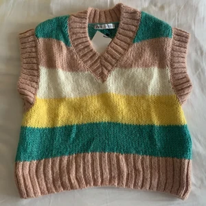 Färgglad väst - Färgglad stickad väst från zara! Tyvärr aldrig kommit till använding! Därav sitter prislapp kvar❤️‍🔥