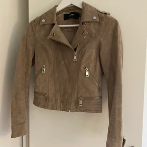 Mockajacka Strl XS  - Jacka i äkta mocka som aldrig blivit använd, nypris är 1000kr och den säljs för 500kr, storlek XS