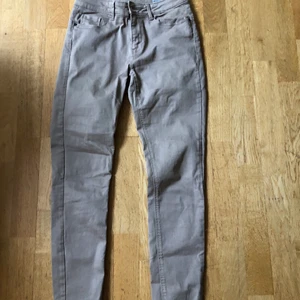 Slimmade mid rise beiga jeans - Jag säljer dessa slimmade mid rise beiga jeansen från Vero moda för att dem passar inte mig. Dem är medellånga och passar bra på folk som är lite kortare. Jag är 165 cm 💗 Originalpris: 300 