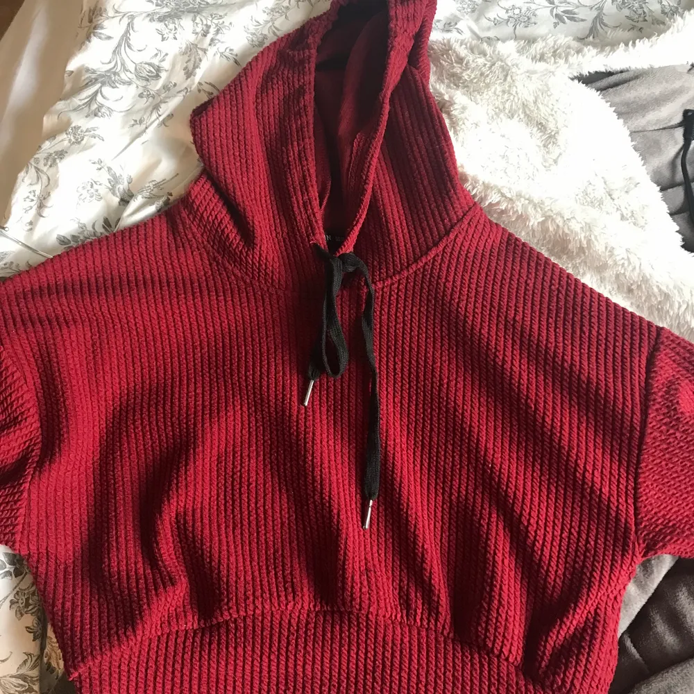 Supersnygg croppad vinröd hoodie som tyvärr blivit lite för liten ❤️ passar perfekt till hösten. Hoodies.