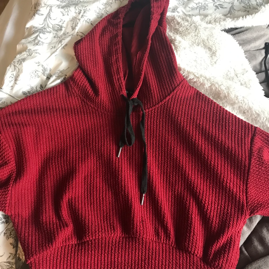  Croppad röd hoodie - 90