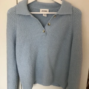 Blå stickad tröja - Blå stickad tröja med krage😍 Färgen gör sig bäst på bild nr 2! 