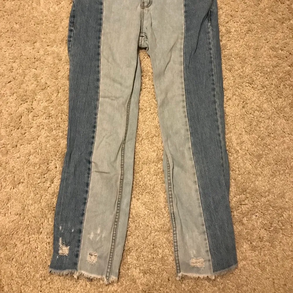 Supersnygga två färgade jeans från stradivarius . Jeans & Byxor.