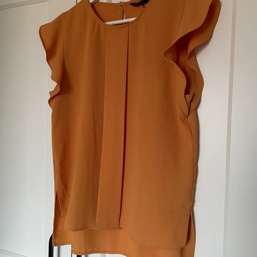 En fin blus från Zara. Färgen är lite rost/orange. Strl S.. Blusar.