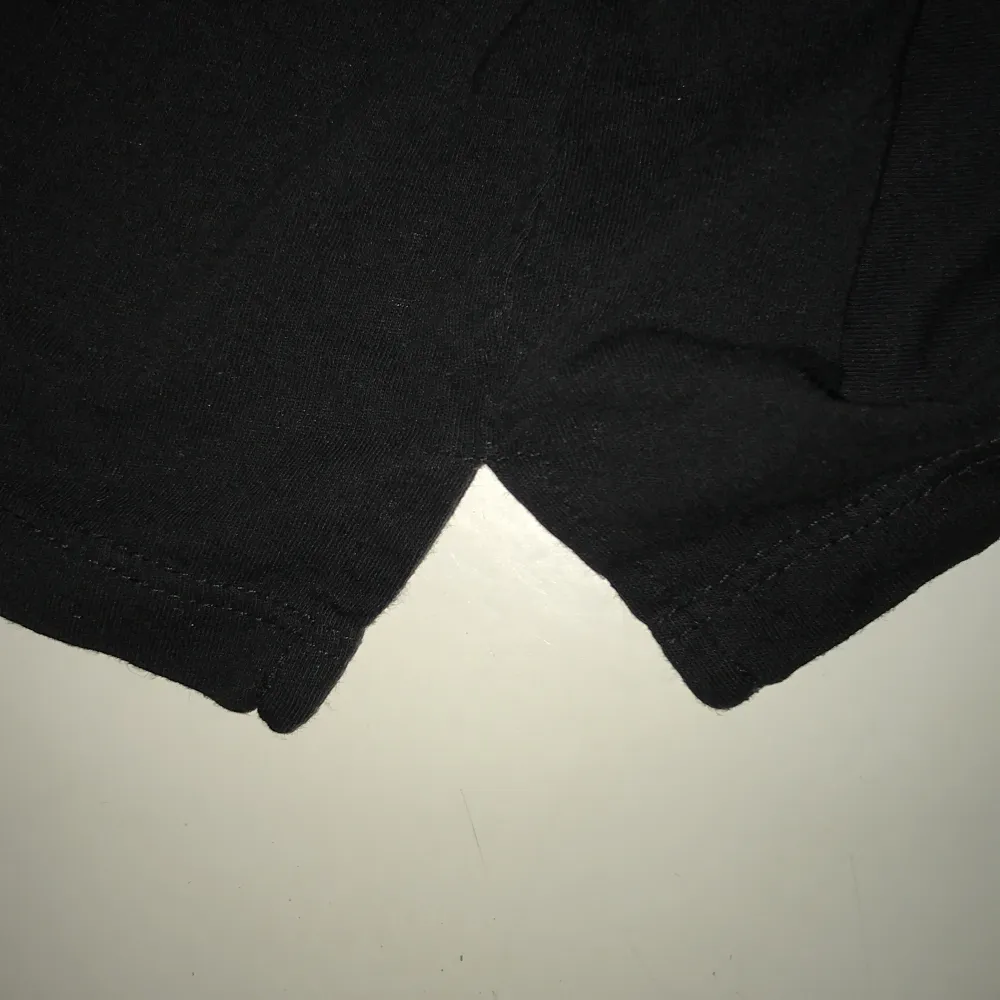 Det är en kort svart tröja med klippt på kanterna( ska vara så) och är storlek XS från monki. T-shirts.