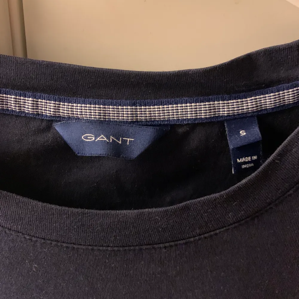 Mörkblå T-shirt från Gant. Aldrig använd endast testad 🥰. T-shirts.