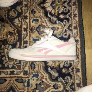 Reebok sneakers - Reebok skor som är för små för mig :( dom är lite smått smutsiga men annars i väldigt bra skick!
