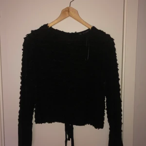 Zara blus storlek XS - Jättefin blus ifrån Zara med öppning i ryggen som man själv knyter. Jag hoppas materialet framkommer på bilderna annars skickar jag gärna fler bilder! 