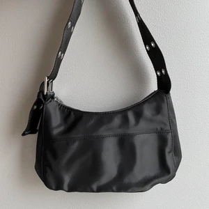 Svart väska - Svart väska som bara är använd ett fåtal gånger. Köparen står för frakten!