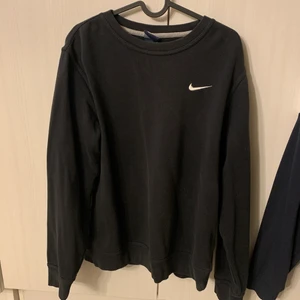 Nike sweatshirt - Nike sweatshirt i stl S. Väl använd men inga defekter förutom att färgen bleknat lite. ✨ 70kr eller BUD - kan mötas i Örebro✨