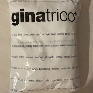  En vid Gina tricot kofta.  Helt oöppnad - Säljer en helt ny och oöppnad vit Gina kofta🤍 Dem är tillfälligt slut nu så passa gärna på☺️ priset kan sänkas lite🤍