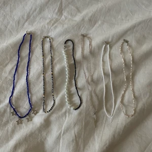 Pärlhalsband  - Fina pärlhalsband som jag har pärlat själv.💓💓💓 Frakten ligger på 12kr och köparen står för frakten! Dom ända som finns kvar är det blå med stjärnor och det beige med en blixt!!!!!!