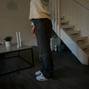 Jeans - Hjälper min tjej sälja av lite av sina jeans! Detta är Zaras The 90’s Full Length Jeans i en grå tvätt. Dom är avklippta så passar perfekt för personer som är 170. Köpta för 400 i storlek 38.