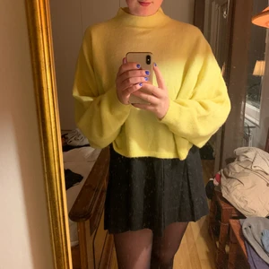 Gul stickad tröja  - En gul stickad tröja från Bikbok. Mycket fin och stark färg.