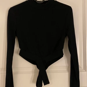 Svart topp  - Köpt på SHEIN och aldrig använd - nyskick.  Tyget går som ett kryss över magen