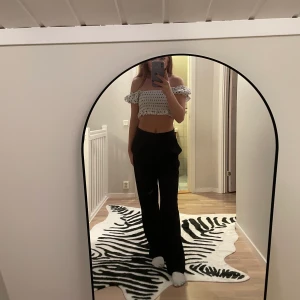 Prickig topp  - Supersöt topp som är off shoulder. Frakt tillkommer.