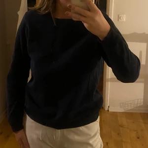 Marinblå sweatshirt - Marinblå sweatshirt, knappt använd. Storlek S, köparen står för frakt och betalning via swish 💙💙💙