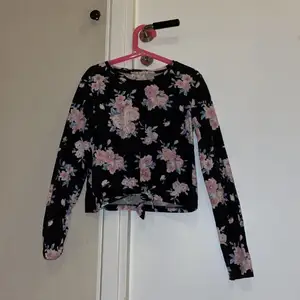  En blommig tröja med en knut🤍💗💙