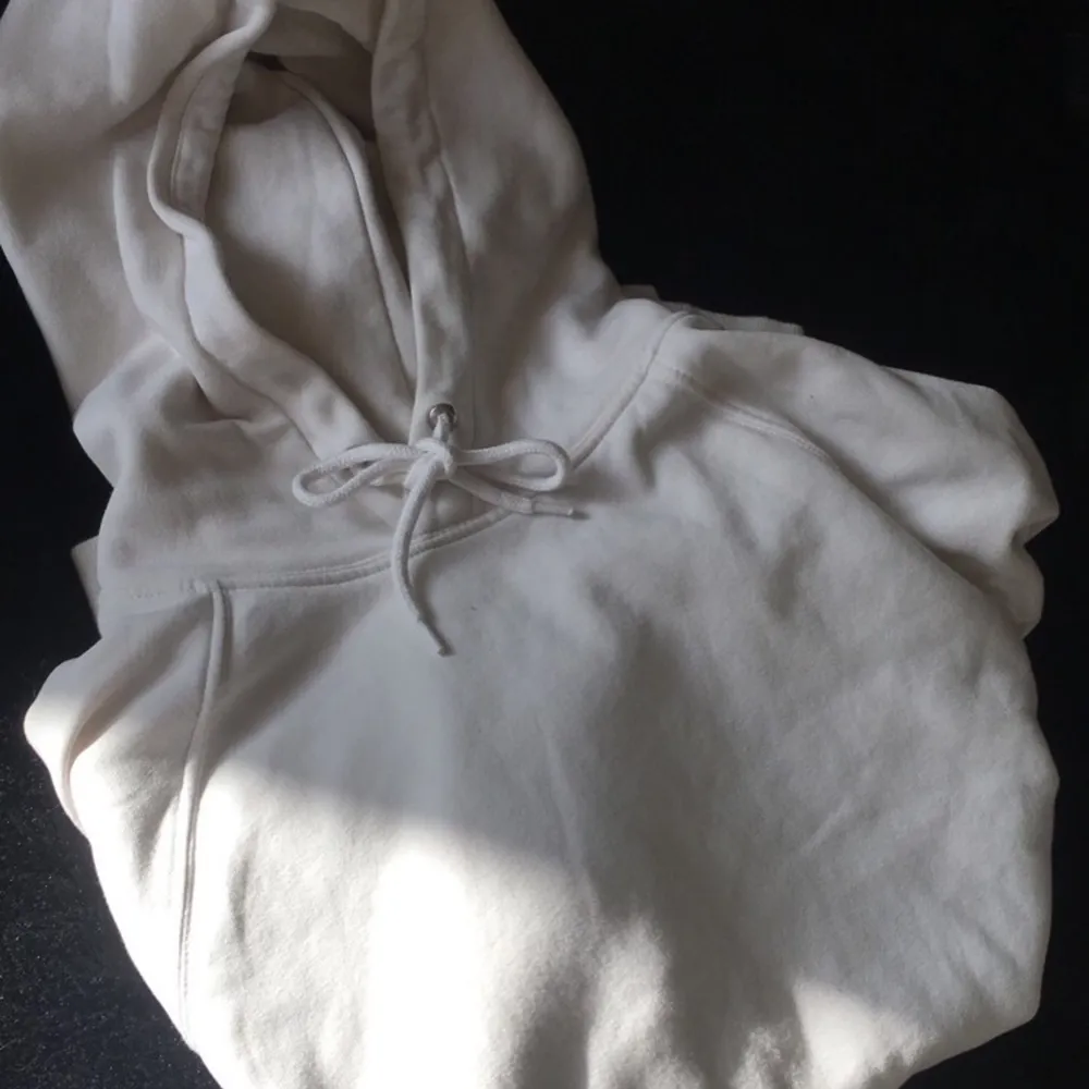 en jätteskön vit lite oversized hoodie i nyskick🤍. Tröjor & Koftor.