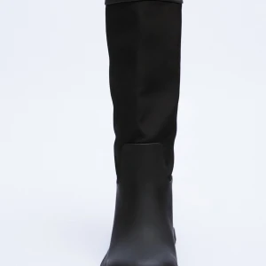 Ziara boots/ stövlar  - Svarta boots/ stövlar från Zara i stl 38. Anv / testade 1 gång. Lapp o kartong finns kvar! Nypris 898:-