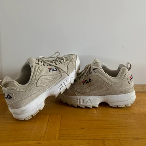 Fila skor - Nu säljer jag mina skönaste skor någonsin men som jag sorgligt nog inte använder så mycket längre. De har inga skador det ända är att de är lite smutsiga på utsidan men det kommer jag garanterat fixa innan de säljs iallafall så gott jag kan. De kostar runt 800-900kr nypris just nu men köpte de förra året för 1200kr. De är otroligt bekväma och snygga framförallt. Hoppas de hittar en ny ägare så snart som möjligt ! :)