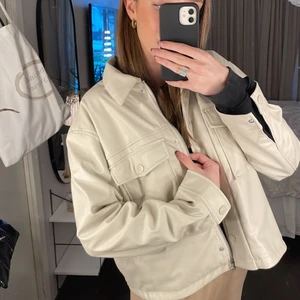 Jacka  - Superfin jacka i fuskskinn. Lite fodrad. Använd 1 gång så nyskick! 💕