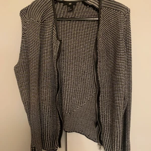 Kofta från H&M strl M - Säljer min oanvända kofta från H&M i storlek M. 