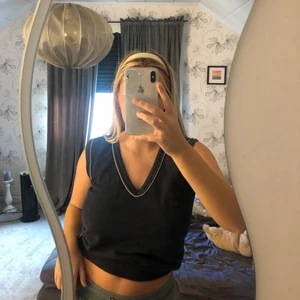 Väst - Snygg marinblå väst med vit detalj att ha över långärmat, T-shirt eller bara för sig själv. Står ej storlek men passar mig som har S-M och skulle även passa XS.