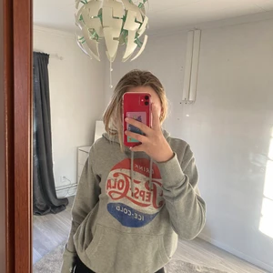 Hoodie - Jätte snygg hoodie i storlek S, säljer endast för att den inte kommer till användning längre💞pris kan diskuteras 