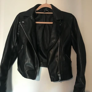 Kort skinnjacka - Midjelång skinnjacka i storlek 32. Hör av dig vid frågor eller intresse, priset kan diskuteras!🤍