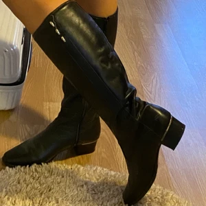 BOOTS - Super snygga boots med silver detaljer, från märket SATA COMFORT 🤍 