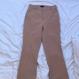 kostymbyxor  - ett par snygga beiga kostymbyxor från Gina Tricot, i storlek 36
