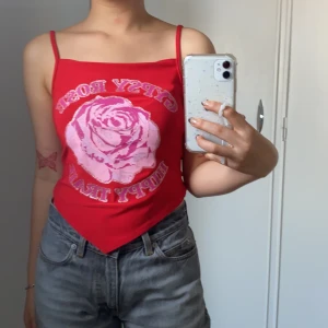 Röd topp - Röd topp som är längre fram & kortare bak! I toppskick och passar mig som burkar ha strl XS-S