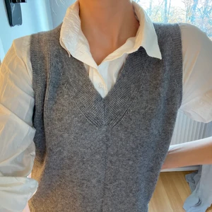 Super fin väst - Jätte fin väst! Aldrig använd. Köptes för ca 400kr KÖPAREN STÅR FÖR FRAKT!!!💕