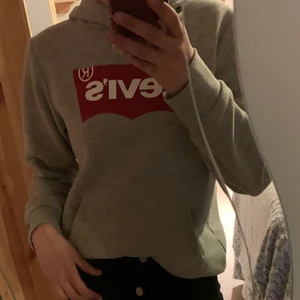 Grå Levis hoddie - Grå Levis hoodie i fint skicka, dock lite nopprig.
