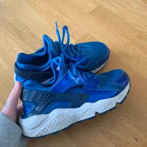 Nike hurarache  - Storlek 37,5. Köptes för flera år sedan. Lite smutsiga på sulan men det kan jag ta bort! 