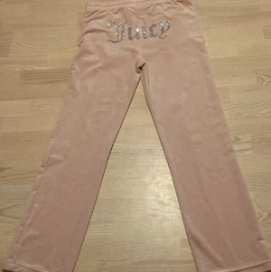 Juicy couture  - Juicy couture track pants i storlek M. Säljer pga att de är i fel storlek. Aldrig använda. Köparen står för frakten och betalning sker via swish. Pris kan diskuteras.