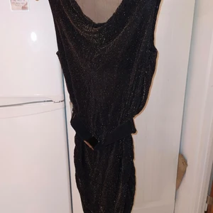 Svart klänning med läckra detaljer s-m  - Snygg klänning med mesh i ryggen och snyggt fall i ringningen. 