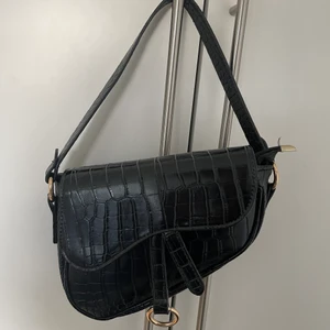 Svart handväska  - Väska är från shein. Svart läder väska med guld detaljer