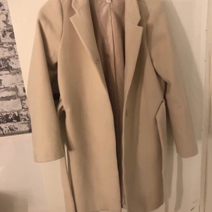 Kappa - Beige kappa från hm köpt för ca 2 år sen, nästan aldrig använd 🤍🤍