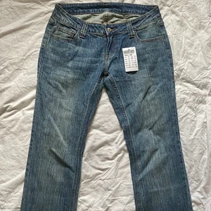 Brielle 90s jeans - brandy melville - Helt nya Brielle 90s jeans från Brandy Melville som är köpta här på plick!! Älskar dem verkligen, men de passade tyvärr inte mig och därför vill jag sälja dem vidare 🤧❤️ Så himla fina och med lappen kvar!! Hör av dig om du intresserad :)