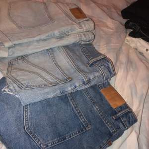 Säljer tre par jeans shorts, två par är i storleken 38 och ett par i storleken 36. Enda skavanker är att ett par shorts har en liten fläck, se bild 3. Säljer helst alla tillsammans ✨