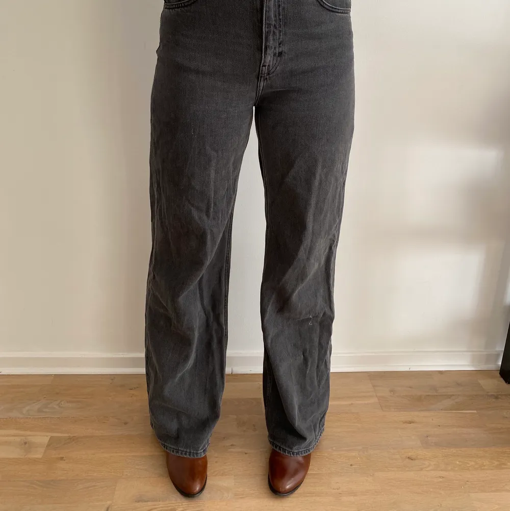 Jätte fina svart/gråa byxor i storlek 29/34 från Weekday modell Ace! Jag har ingen användning av de längre!. Jeans & Byxor.