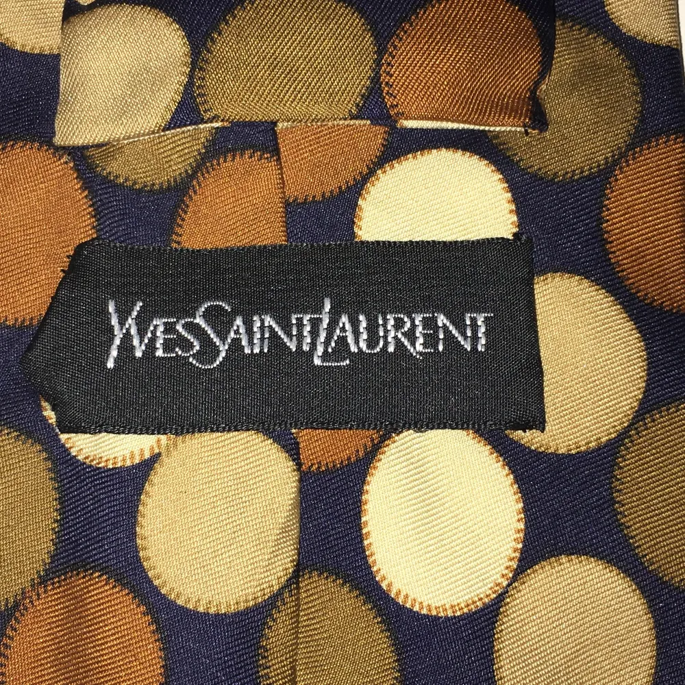 Yves saint Laurent (YSL) slips made in Italy i 100% silk. Ren och i toppskick . Accessoarer.