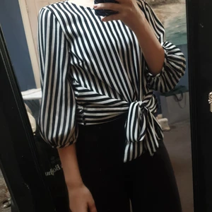 Topp - Magtröja, genomskinlig, kan knytas