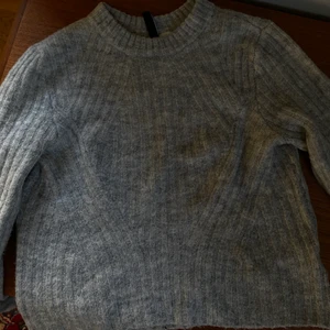 Stickad tröja  - Grå stickad tröja med unikt mönster, uppvikta långa ärmar 🤍