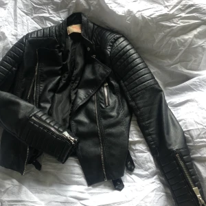 Chiquelle Skinnjacka Svart - Köpt för 750. Säljer denna då jag aldrig använder skinnjackor numera. Jag hoppas någon annan kan få bättre användning för denna fina jacka.